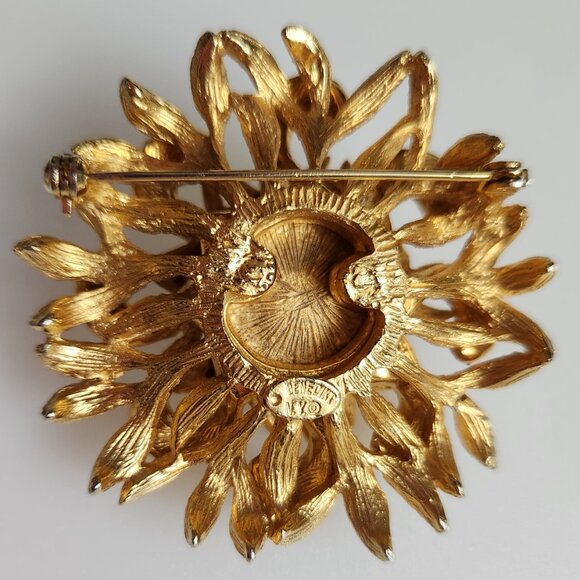 BENEDIKT NY SIGNED 1980-S VINTAGE DIMENTIONAL BROOCH DECORATED WITH FAUX PEARL. - Picture 4 of 8
